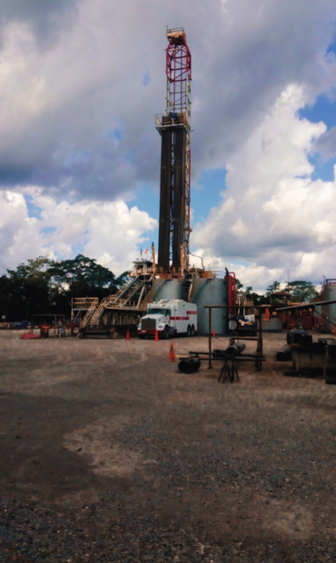 Técnico de TEAN Ingeniería instalando sistemas de media tensión para industrias en Ecuador