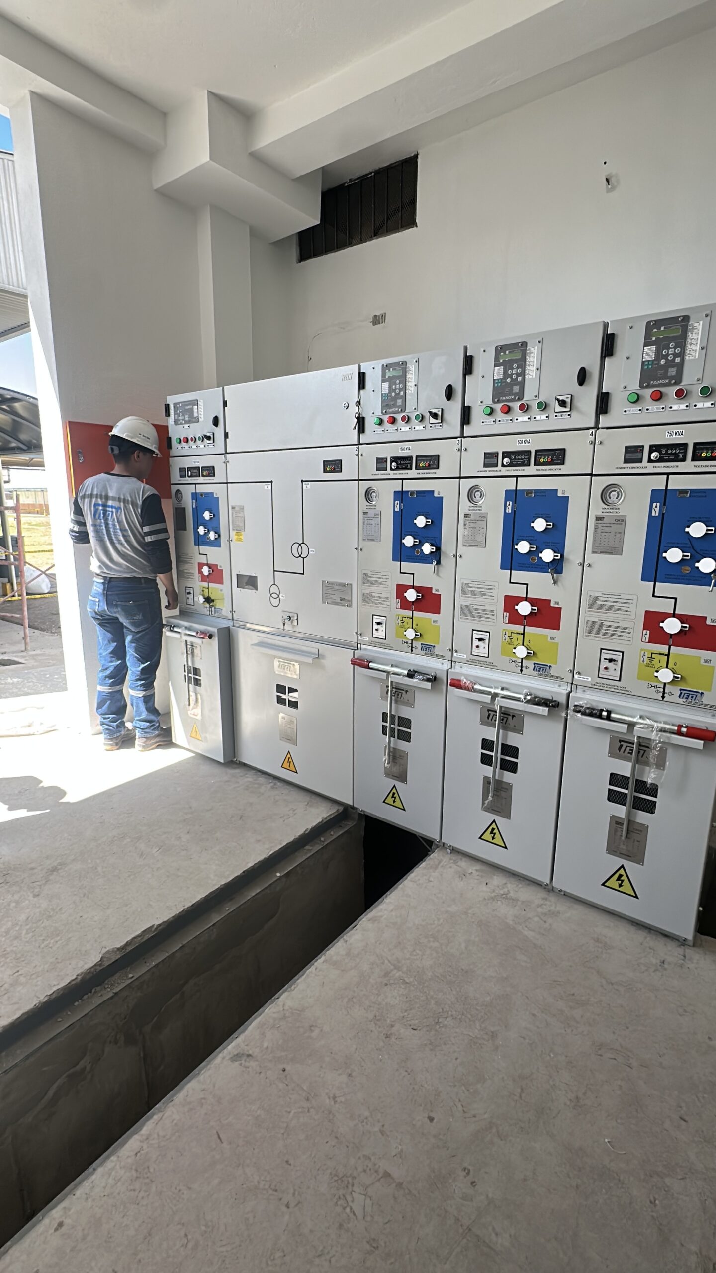 Celda switchgear TEAN® GIS instalada en obra — vista lateral del equipo eléctrico.